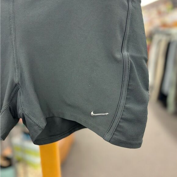 Nike Ladies XL Gray Shorts - Picture 2 of 6